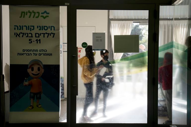 Jóvenes esperan para recibir la vacuna contra el coronavirus en Mevaseret Zion, Israel, el 11 de enero del 2022. (Foto AP/Maya Alleruzzo)