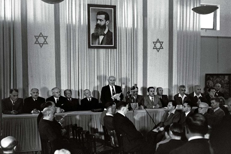 La creación del Estado de Israel en 1948, con el retrato de Theodor Herzl en el fondo