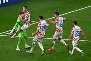 El plantel de Croacia va en masa a festejar junto a Livakovic la clasificación a cuartos de final