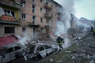 Bomberos ucranianos combaten un incendio luego de un cañoneo ruso en Vyshgorod, en las afueras de la capital, Kiev, el 23 de noviembre de 2022.