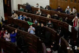 Los miembros de la Convención Constitucional celebran tras la votación final de las reformas constitucionales, en la antigua sede del Congreso Nacional, en Santiago
