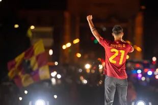 El fin de la jornada de Paulo Dybala con su presentación ante la afición en la Roma