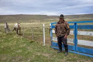 El sheriff que protege de un peligro que acecha a un pueblo patagónico de 15 habitantes