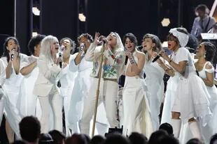 Kesha, el símbolo de una lucha que recién comienza. Presentada por Janelle Monáe, la cantante subió a escena con Cyndi Lauper, Camila Cabello, Julia Michaels y otras. Todas de blanco, en apoyo al movimiento #Time’sUp. Cantó “Praying”, el tema que escribió tras los abusos que sufrió de parte de su ex
