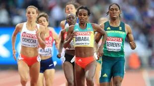 La etíope Genzebe Dibaba (2.der.) y la sudafricana Caster Semenya (der.) el 04/08/2017 durante la semifinal de los 1.500 metros