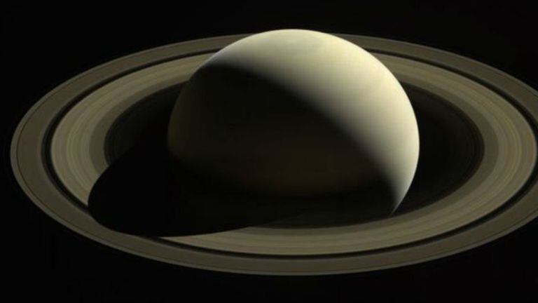 Esta es una de las últimas fotos de Saturno y sus anillos tomadas desde la distancia. Está compuesta de varias imágenes tomadas en 2016.