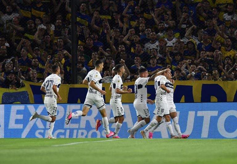 El festejo de Gimnasia, con el espectacular fondo de la Bombonera