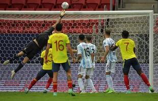 Emiliano Martínez intenta desviar el remate durante el partido que disputan Argentina y Colombia por la Copa América 2021