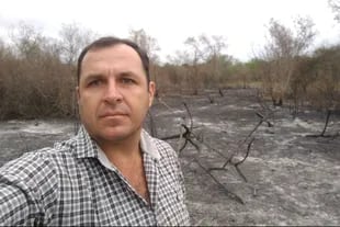 Marcos Viter, presidente de la Sociedad Rural de Pampa del Indio en su campo incendiado