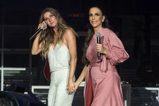 Gisele Bündchen junto a la cantante brasileña Ivete Sangalo.