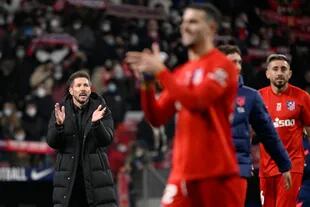 Simeone aplaude y sus jugadores festejan: Atlético de Madrid ganó un partido increíble que puede cambiarle la temporada