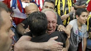 Toda la emoción en ese abrazo entre padre e hijo: Carlos y Diego, en 2014, en el título que Atlético de Madrid le ganó a Barcelona en su cancha; esta vez también don Carlos estuvo cerca 