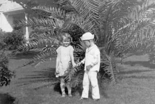El joven Gene Otto, a la derecha, tiempo antes de que le regalaran al muñeco Robert