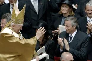 El Papa Benedicto XVI recorrió la plaza de San Pedro, en su asunción como papa, y fue aplaudido por el Presidente argentino Néstor Kirchner