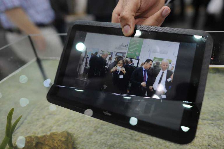 Una tableta de Fujitsu a prueba de agua, en una demostración en la feria CeBIT en Hannover, Alemania