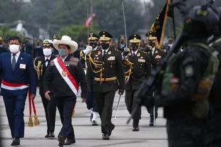 El presidente Pedro Castillo durante un desfile militar como parte de las ceremonias por el cambio de mando