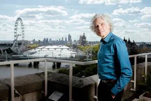 Nacido en 1954, en Canadá, Steven Pinker estudió Psicología Experimental en la Universidad McGill, luego se doctoró en la Universidad de Harvard.