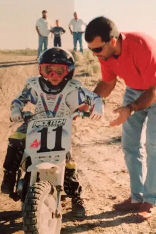Manu aprendió a andar en moto de muy chico, con la complicidad de su padre