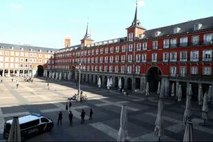 La Plaza Mayor de Madrid, vacía como nunca por la pandemia de coronavirus en la capital española
