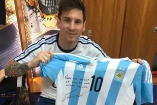 Es argentino, tiene una parrilla en París y espera a Messi con un buen asado