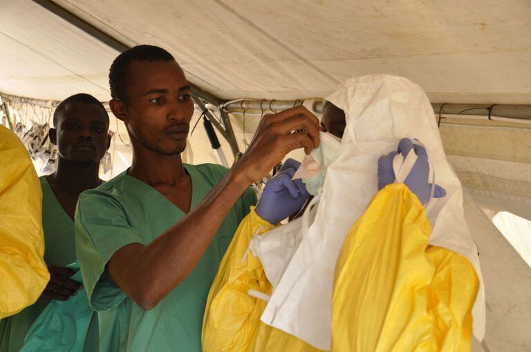 01-04-2014 Miembros del equipo médico de MSF se preparan para atender a pacientes de ébola POLITICA AFRICA GUINEA INTERNACIONAL AMANDINE COLIN/MSF