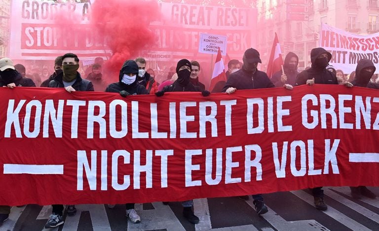 "Controlen las fronteras, no a su pueblo", la pancarta de los manifestantes en Viena