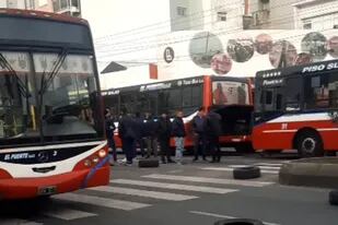 Balearon a un colectivero en Lanús y sus compañeros cortan la avenida Yrigoyen en reclamo de seguridad