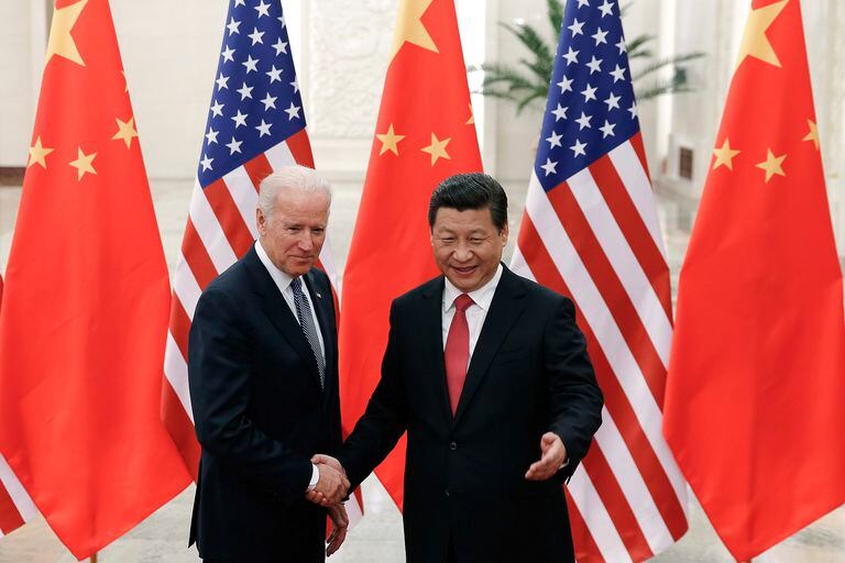 Foto tomada el 4 de diciembre del 2013 del entonces vicepresidente estadounidense Joe Biden (i) con el presidente chino Xi Jinping (d) en Beijing