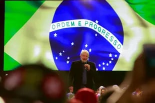 El candidato a la presidencia de Brasil por el izquierdista Partido de los Trabajadores (PT) y ex presidente (2003-2010) Luiz Inacio Lula da Silva habla durante un acto de campaña en Porto Alegre, Brasil, el 16 de septiembre de 2022.