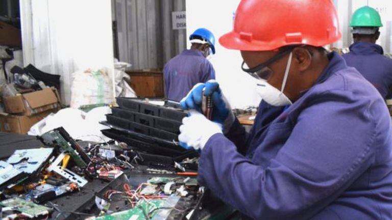 Los técnicos del Centro WEEE desmantelan dispositivos electrónicos: el hierro y el cobre se pueden recuperar en Kenia, pero los metales preciosos deben reciclarse fuera de África