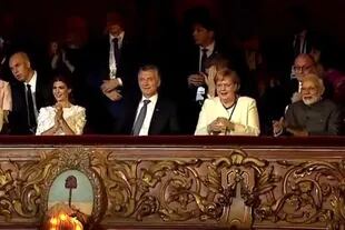 Merkel junto a Macri y la entonces primera dama, Juliana Awada, durante la gala del Teatro Colón que el gobierno argentino organizó durante la cumbre internacional