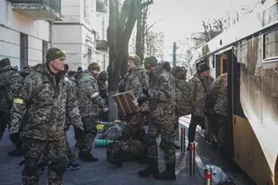 Algunos soldados del ejército ucraniano salen de un autobús, a 28 de febrero de 2022, en Kiev (Ucrania). Desde el inicio del asalto del ejército ruso a Kiev, los ciudadanos ucranianos se protegen en refugios antiaéreos y muchos soldados y voluntarios recorren las calles de la ciudad. Diego Herrera - Europa Press
