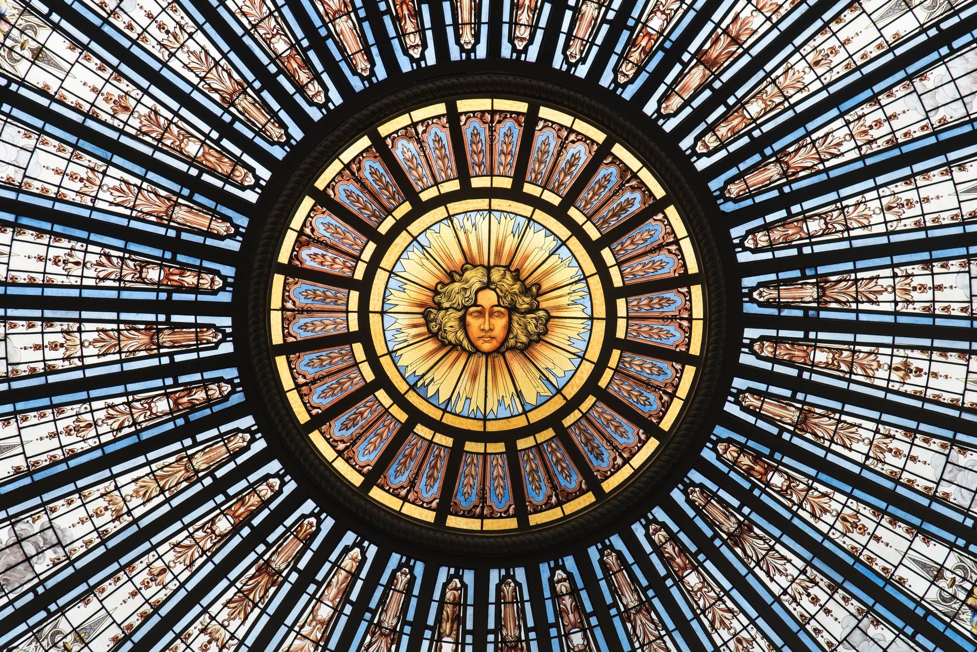 Los vitrales dominan la escena en varios de los ambientes del Palacio Paz. La cúpula principal no puede ser observada desde la calle