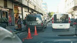 Estacionamiento indebido y lugares reservados informalmente sobre la calle Cuenca