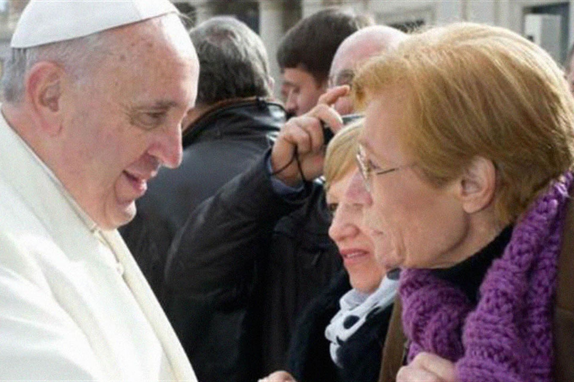 Lidia junto al Papa, en un encuentro hace tres años en el que le pidió a Francisco que interceda por su hijo