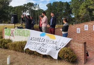 Vecinos de Costa Esmeralda protestaron hoy en contra de la edificación de nuevos edificios y por temor al impacto ambiental y en los servicios de ese complejo costero