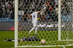 Karim Benzema celebra su perfecta ejecución del penal para el 2-0 de Real Madrid sobre Bilbao en Arabia.