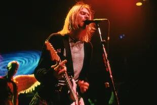 Kurt Cobain con uno de sus looks preferidos, remera y cárdigan