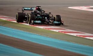  Lewis Hamilton conduce su Mercedes en las prácticas del viernes, en las que marcó el mejor tiempo.