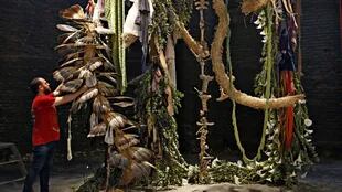 El ikebana colosal que Carlos Herrera (Ruth Benzacar) hizo con plantas, ropa y huesos