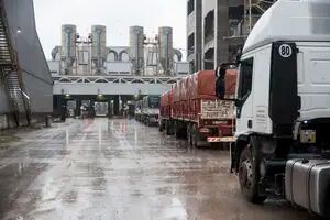 Crece la controversia entre la Aduana y los exportadores por una supuesta sobrefacturación de soja importada