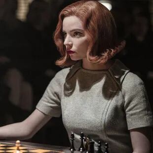 A pesar de que en la serie la protagonista es mujer, en la vida real todavía el ajedrez está dominado por maestros masculinos