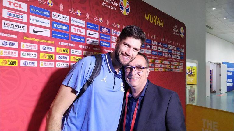 Con Patricio Garino, en el Mundial de Básquet de China 2019; su relación con los jugadores es de afecto.
