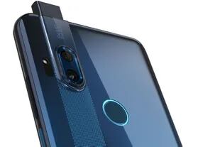 En la parte posterior del Motorola One Hyper están las cámaras de 64 megapixeles y otro de gran angular de 8 megapixeles, junto al lector de huellas dactilares