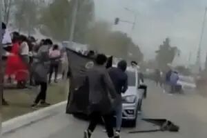 Un helicóptero sobrevoló bajo y volaron sillas y sombrillas en Tucumán