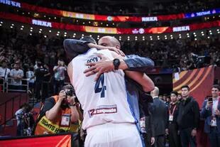 El abrazo de dos leyendas: Scola y Ginóbili, después del triunfo de Argentina ante Francia, en la semifinal del Mundial de China