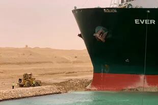 Los trabajos por el buque encallado en el Canal de Suez