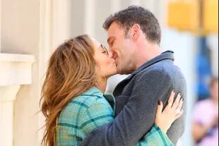 Jennifer Lopez y Ben Affleck se besan en Nueva York, en un paseo romántico por Madison Square Park