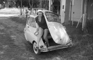 Mabel Giagante baja de un BMW Isetta en la Laguna de Gómez (c. 1963), una de las fotografías Alberto Haylli que presentará por primera vez en Buenos Aires Arte x Arte