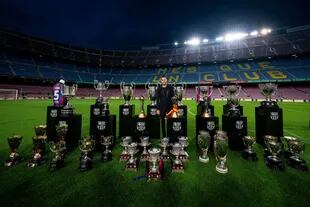 31/05/2023 Sergio Busquets con sus 32 títulos ganados con el FC Barcelona, en su último homenaje en el Spotify Camp Nou.  "Es un hasta luego porque nos volveremos a encontrar y a disfrutar" Xavi: "Me gusta tener a Busi, ha rozado el  10  en todo"  DEPORTES FCB